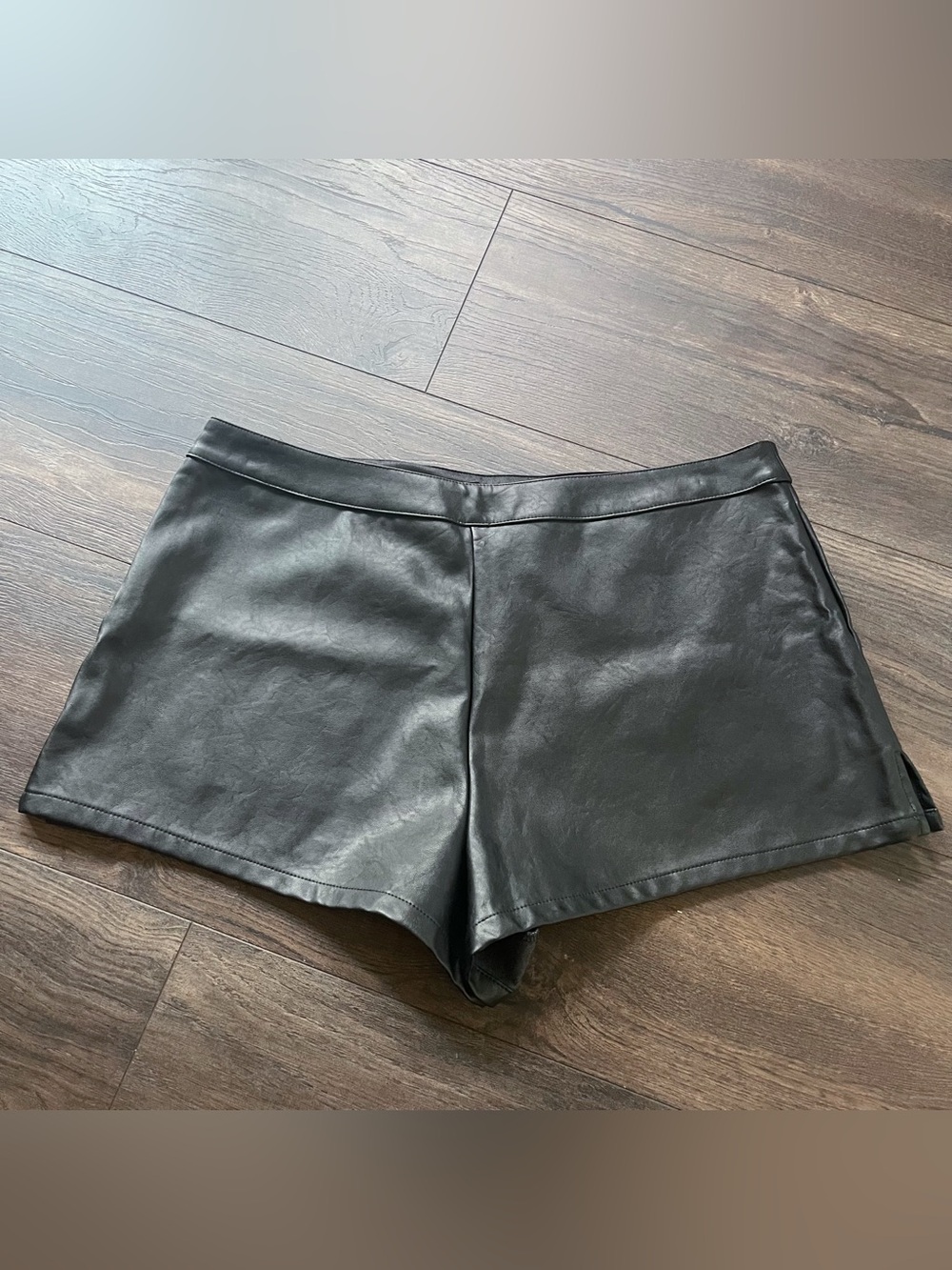 NWT Victoria's Secret black faux leather mini shorts Size medium - Picture 2 of 4